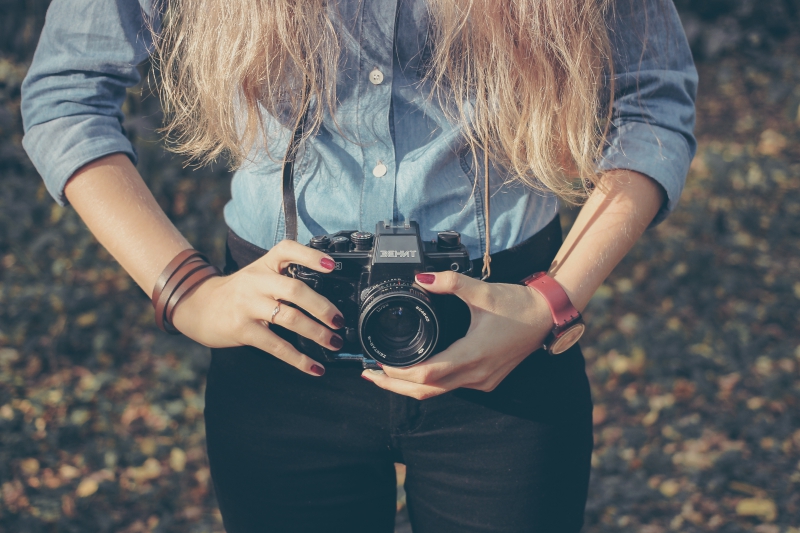 photographe-AIGLUN-min_hand-person-girl-woman-camera-photography-614-pxhere.com